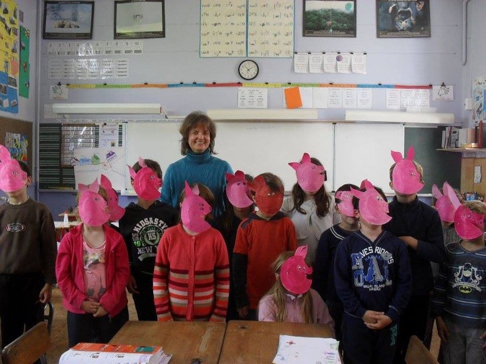 013=Dans la classe de CE1-CE2 de l’école de Saint Arnoult, une armée de Maud et Pierre, 2016_In a classroom, a Maud et Pierre’s army, 2016.jpg