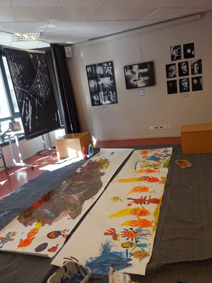 021=A la médiathèque Edmond Rostand de Paris, lors de mon expo Un monde suspendu, Petit Poupou et ses chouchous monstres, 2022_In a multimedia library, during my exhibition A suspended world, Petit Poupou and his friends the monsters, 2022.jpg