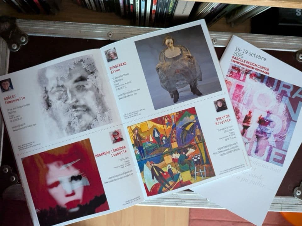 020=Le catalogue de l’exposition, distribué à l’entrée du salon_The exhibition catalog, distributed at the entrance to the show.jpg