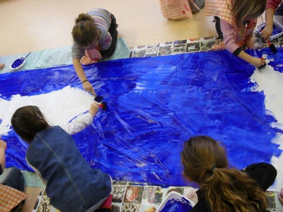 015=Dans une classe de l’école maternelle de Clairac, réalisation de la nuit pour la fresque Au lit, les affreux ! 2013_In a classroom, fabrication of the night for the Au lit, les affreux !’s fresco, 2013 .jpg