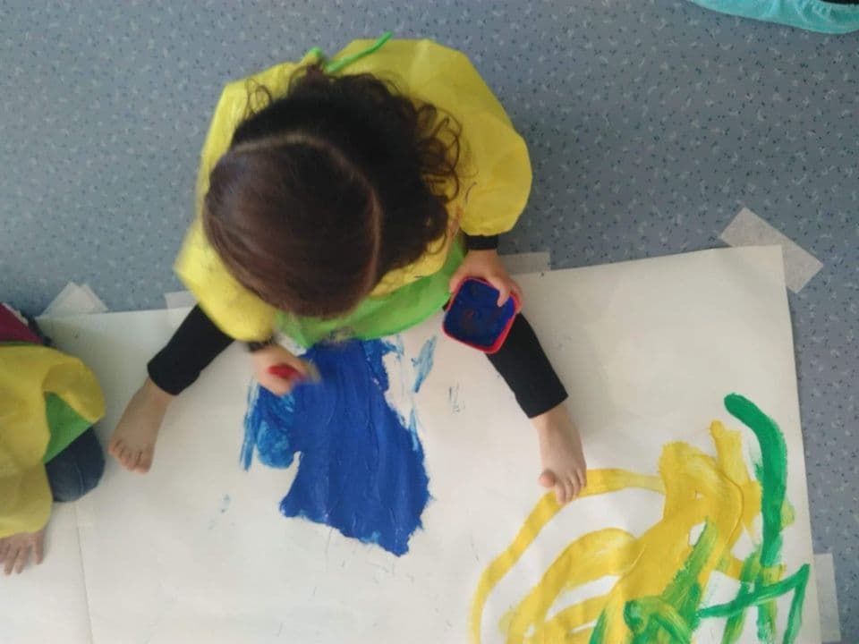 Une petite fille en train de dessiner_A little girl drawing.jpg